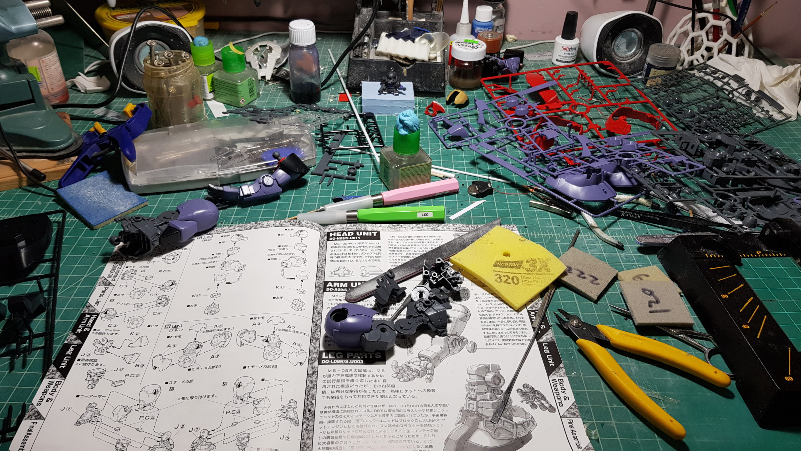 This is what happens when you use too much panel liner! It broke in 3  pieces! Got me some tamiya putty, and Mr Hobby gundam yellow. Happy i at  least got to